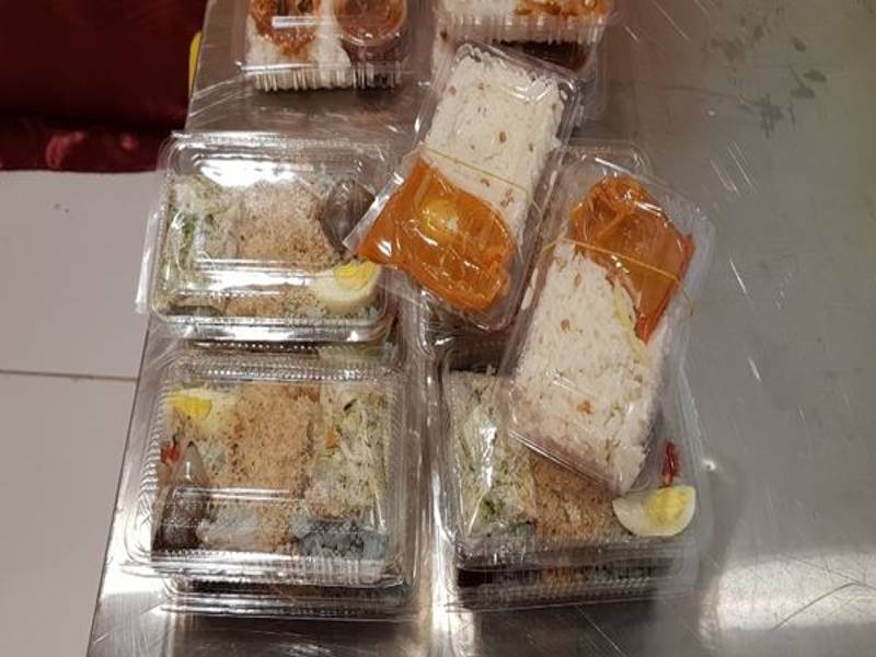 Sarapan selera pantai timur iaitu nasi kerabu, nasi dagang serta laksam juga mudah didapati di bumi Makkah ini. - Foto Bernama