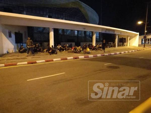 Penyokong Perak sanggup menunggu depan Stadium Perak sejak malam tadi untuk dapatkan tiket final Piala FA 2019 yang mula dijual pagi ini.