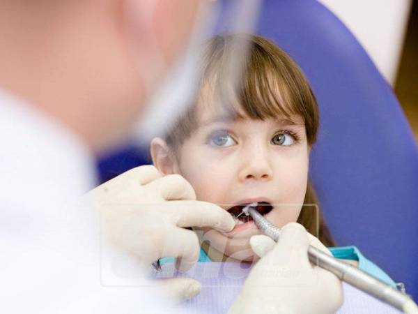 GUNA berus gigi yang lembut untuk menghindari gusi berdarah.