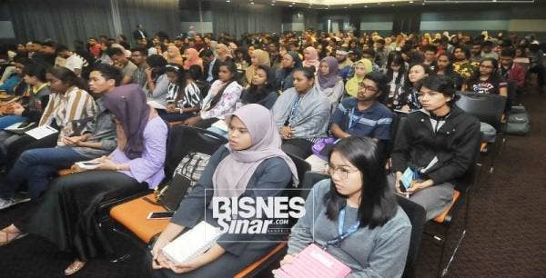 Kira-kira 350 penuntut Unitar daripada pelbagai jurusan dari peringkat asasi hingga sarjana hadir pada forum Young Entrepreneur: A Journey to Success di Unitar di Petaling Jaya baru-baru ini.