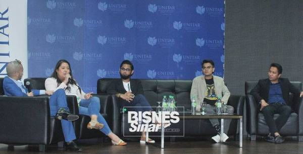 Dari kiri: Caprice, Ili, Izzairi, Hanif dan Azhari pada forum Young Entrepreneur: A Journey to Success di Unitar di Petaling Jaya baru-baru ini.