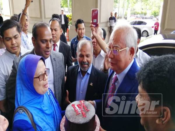 Nyanyian lagu 'Selamat Hari Lahir' menyambut ketibaan bekas Perdana Menteri Datuk Seri Najib Tun Razak di Kompleks Mahkamah Kuala Lumpur untuk mengikuti prosiding perbicaraan SRC International sempena hari kelahiran beliau ke-66 hari ini.