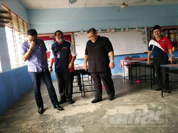 Keadaan pencemaran najis burung dalam sebuah kelas di tingkat atas SK Tanjung Puteri Resort.