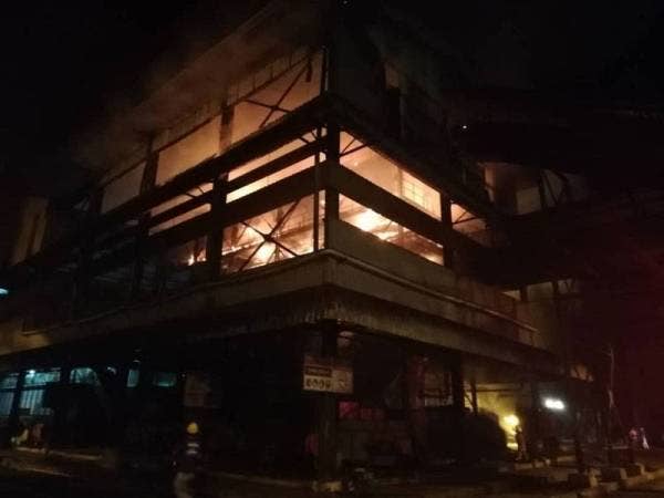 Keadaan kilang sawit di Felda Air Tawar 2, di sini yang terbakar 40 peratus dalam kejadian kebakaran berlaku malam tadi.