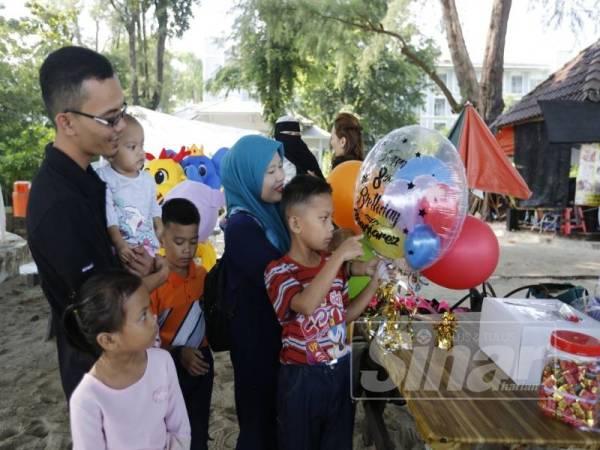 Muhammad Norfareez diraikan bersama keluarganya.