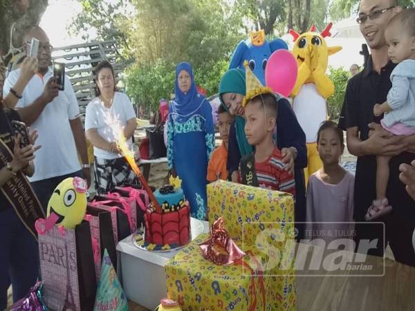 Muhammad Norfareez ditemani ibunya, Nor Azimah diraikan dalam satu majlis hari jadi di Batu Feringghi hari ini.