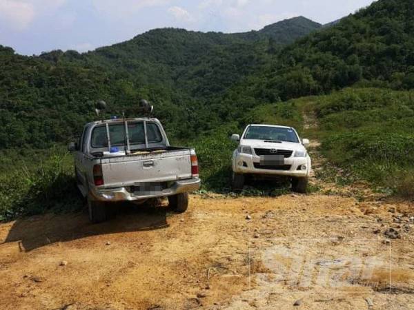 Mangsa menunda Mazda Fighter bersendirian dengan menggunakan Toyota Hilux.