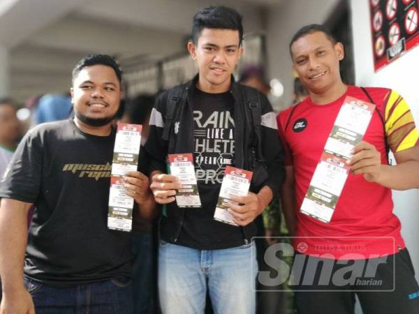 Dari kanan, Fazli, Ahmad Iqbal dan Zaqirin bersama tiket masing-masing.