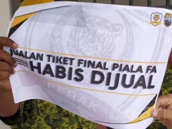 Seorang petugas Rela menunjukkan notis penjualan tiket telah habis.