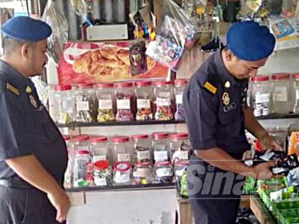 Penguatkuasa KPDNHEP memeriksa premis perniagaan berdekatan sekolah.