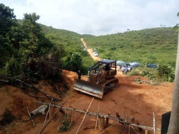 Operasi meroboh sekatan yang dijalankan di Kampung Sungai Papan pagi tadi mendapat halangan penduduk menyebabkan tiga orang asli ditahan. Foto- Facebook COAC.