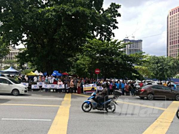 Penyokong Farhash hadir luar pekarangan Ibu Pejabat Polis Daerah Dang Wangi, Kuala Lumpur, hari ini.