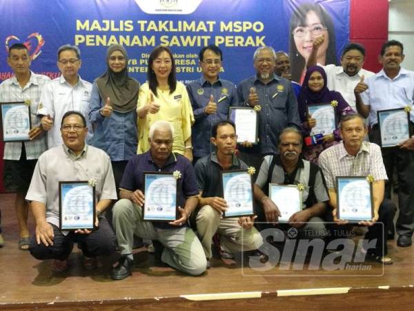 Teresa (berdiri, enam dari kiri) menyempurnakan Majlis Penyerahan Pensijilan MSPO kepada sebahagian penanam kelapa sawit negeri Perak sempena Majlis Taklimat MSPO Negeri Perak di Kuala Kangsar hari ini.