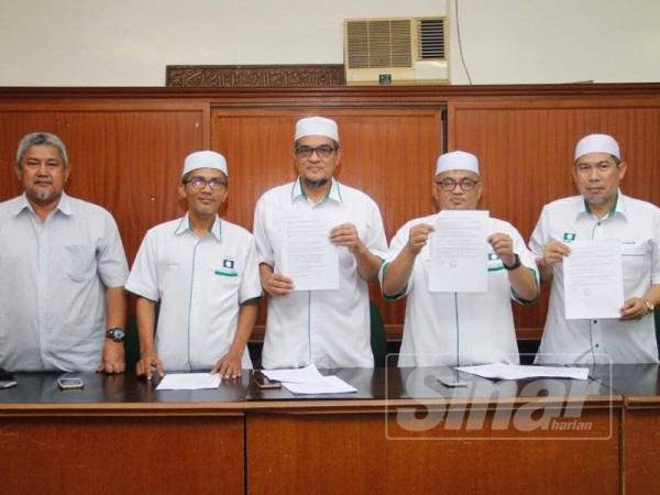 Wan Zahidi (tengah) bersama ahli jawatankuasa Pas Melaka menunjukkan kenyataan media yang dibuat di pejabat Pas negeri di Semabok hari ini.