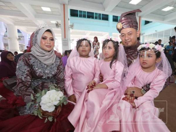 Eddy Marzuki dan Norain bersama anak masing-masing pada Majlis Moh Kahwin Vol 5 di Masjid Negeri Sultan Haji Ahmad Shah.