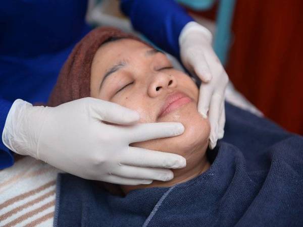 RAWATAN muka diberi selepas mengenal pasti masalah pelanggan.