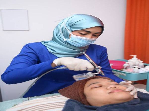 RAWATAN menggunakan ekstrak bunga sakura.