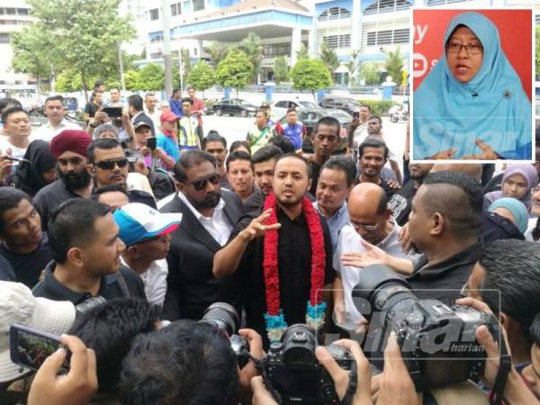 Farhash (tengah) disambut penyokongnya di luar pekarangan Ibu Pejabat Polis Daerah Dang Wangi, Kuala Lumpur selepas dibebaskan dengan jaminan polis di sini semalam.