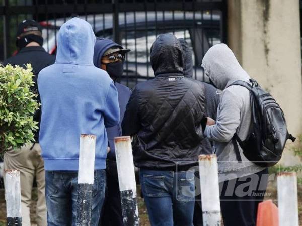 Kelima-lima tertuduh hadir di Mahkamah Sesyen Khas Rasuah Butterworth di sini hari ini. - Foto Sinar Harian