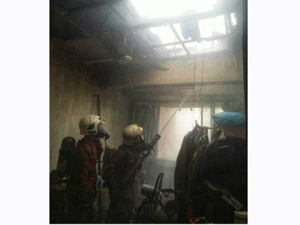 Keadaan bumbung rumah dihuni keluarga oku yang terbakar pagi tadi.