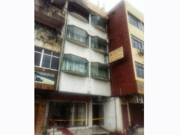 Tingkat tiga bangunan yabg dijadikan kediaman pekerja terbakar dalam kejadian di Kampung Kasipillay pagi tadi.