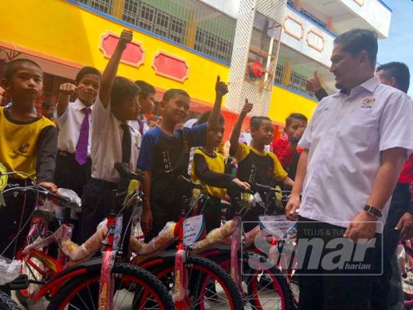 Seramai 53 murid teruja ketika menerima sumbangan basikal hari ini.