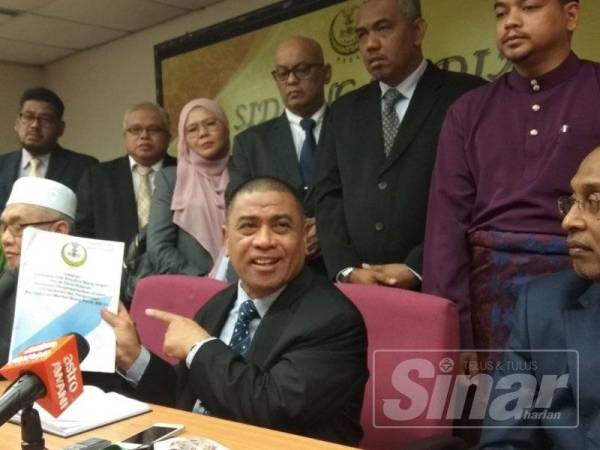 Saarani menunjukkan salinan laporan PAC berkaitan MB Inc yang diedarkan kepada semua ADUN ketika sidang media hari ini.