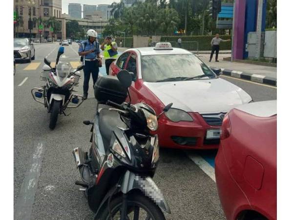 Sebanyak 73 notis kesalahan dikeluarkan kepada pemilik kenderaan perdagangan dalam Operasi Halang Siri 21/2019 dilaksanakan DBKL, PDRM dan JAS hari ini. - Foto FB DBKL
