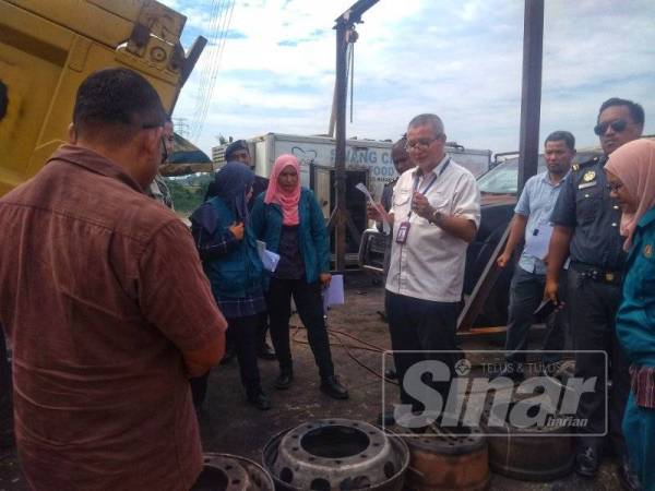 Rosli (tengah) memberikan penjelasan ketika operasi bersepadu itu dijalankan.