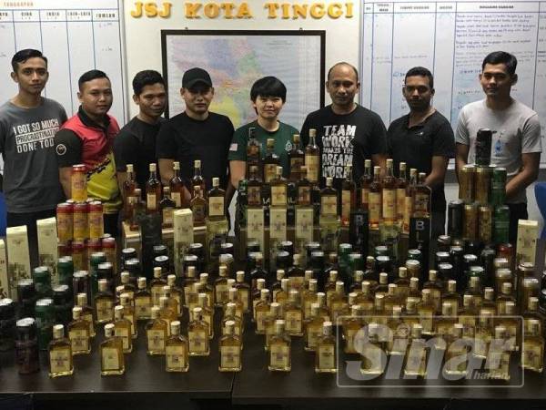 Antara minuman keras yang tidak bercukai dirampas pasukan polis dari unit Task Force JSJ IPD Kota Tinggi dalam serbuan di sebuah kedai di Taman Desaru Utama, Bandar Penawar petang semalam.