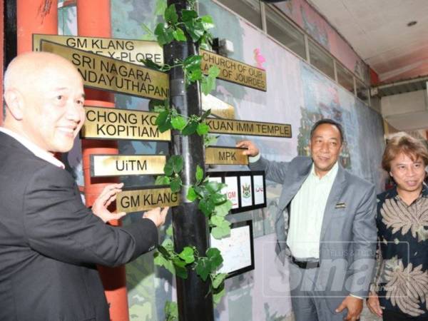 Dari kiri Seng Kok, Mohamad Yasid dan Prof Dr Ruslan pada pelancaran Heritage X-plore GM Klang.