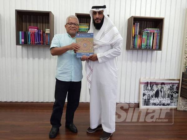 Hussamuddin (kiri) menyerahkan senaskhah al-Quran terbitan Karya Bestari kepada Almuatasembellah di Kompleks Karangkraf.