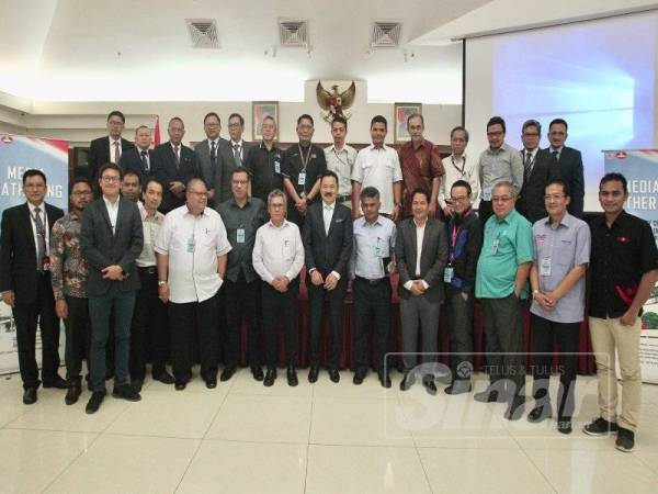 Rusdi (berdiri di depan, tujuh dari kanan) bersama wartawan Malaysia yang hadir ke Kedutaan Besar Indonesia di Kuala Lumpur semalam.