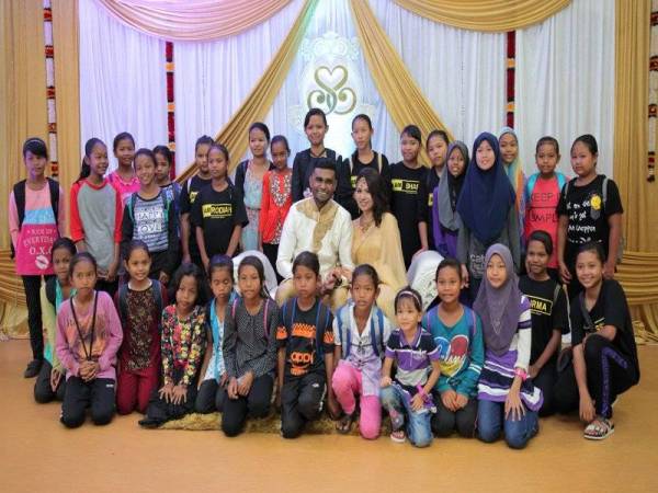 Samuel semasa majlis perkahwinannya yang turut dihadiri anak muridnya.