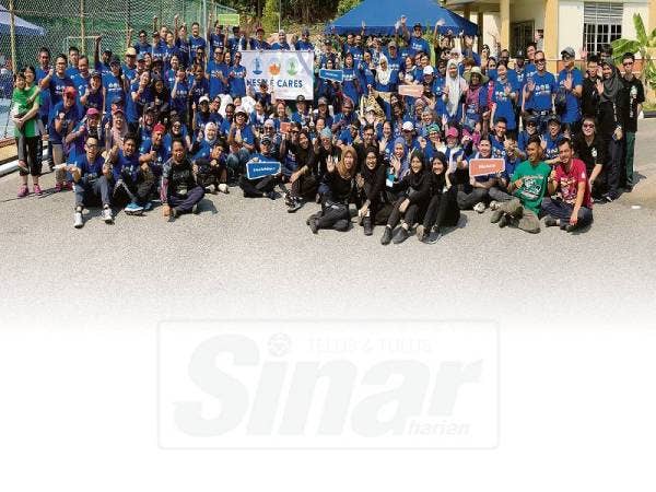 SEBAHAGIAN sukarelawan terdiri kakitangan Nestlé dan MNS yang menyertai misi memerangi sampah dan membersihkan pantai.