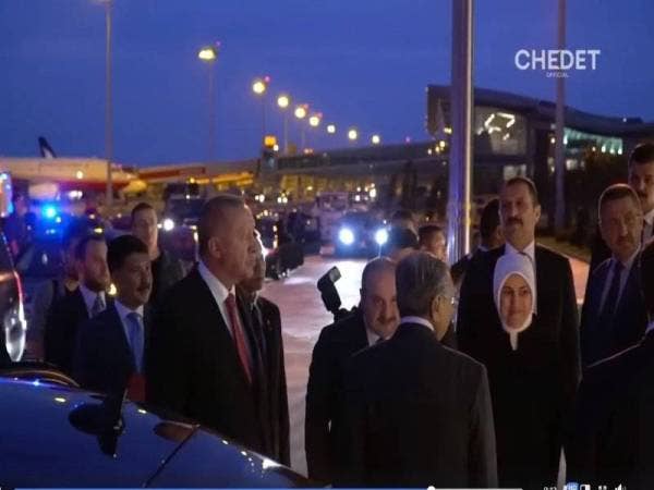 Erdogan menyambut ketibaan Dr Mahathir di Lapangan Terbang Antarabangsa Esenboga malam tadi. - Foto Chedet