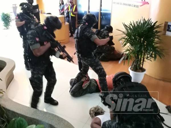 Senario latihan ancaman penculikan yang dilakukan sekumpulan militan terhadap golongan kenamaan di LTSAAS Petaling Jaya di sini hari.