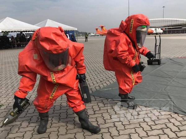 Senario latihan pasukan bomba semasa berdepan ancaman bahan berbahaya di LTSAAS Petaling Jaya di sini hari.