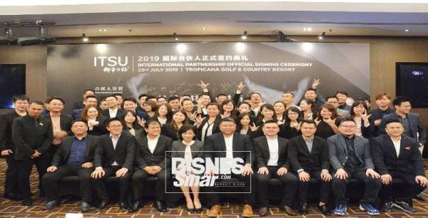 
ITSU meraikan kejayaan melancarkan 50 kedai di tiga buah negara di Malaysia, Indonesia dan Hong Kong selepas majlis menandatangani kerjasama dengan rakan niaga antarabangsa di Petaling Jaya, Selangor baru-baru ini.