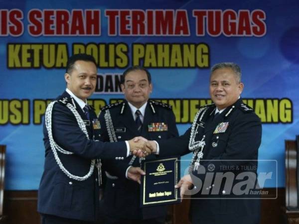 Mazlan (tengah) menyaksikan penyerahan serah tugas daripada pemangku Ketua Polis Pahang, Datuk Mohd Yusri Hassan Basri kepada Abdul Jalil.
