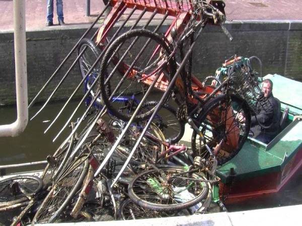 PEMANCING basikal di Amsterdam.