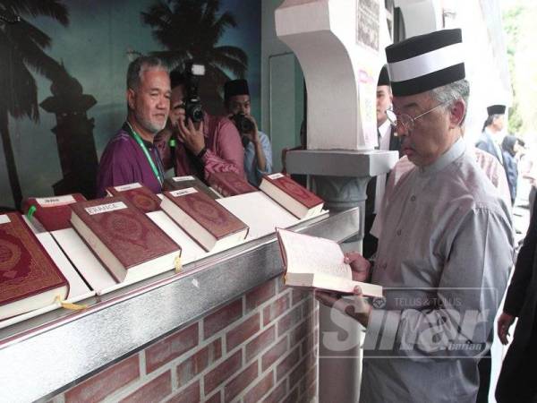 Yang di-Pertuan Agong Al-Sultan Abdullah Ri’ayatuddin Al-Mustafa Billah Shah berkenan mencemar duli melawat bilik galeri di Masjid Jamek Sultan Abdul Samad, Kuala Lumpur hari ini. - Foto ZAHID IZZANI