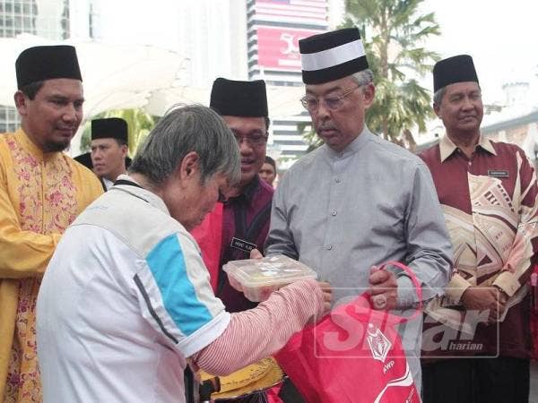 Yang di-Pertuan Agong Al-Sultan Abdullah Ri’ayatuddin Al-Mustafa Billah Shah berkenan mencemar duli membuat lawatan pada program menyantuni golongan geladangan bersama Pengarah Jawi, Hj Mohd Ajib Ismail di Masjid Jamek Sultan Abdul Samad,Kuala Lumpur hari ini. - Foto ZAHID IZZANI