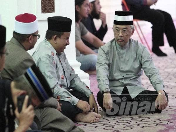Yang di-Pertuan Agong Al-Sultan Abdullah Ri’ayatuddin Al-Mustafa Billah Shah berkenan mencemar duli beramah mesra bersama Ustaz Mohd Syukri Ismail,Imam Besar Masjid Jamek di Masjid Jamek Sultan Abdul Samad, Kuala Lumpur hari ini. - Foto ZAHID IZZANI