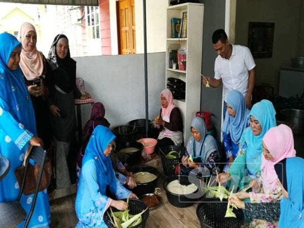 Wanita Cakna Kuala Krai mempelajari cara pembuatan makanan sejuk beku dari NGO Dapur Ramadan.