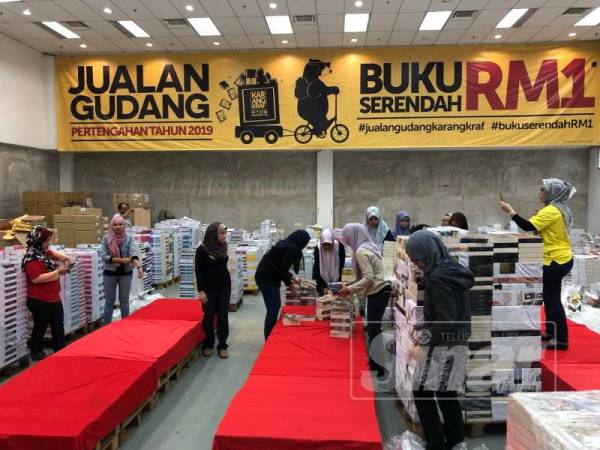 Pelbagai bahan bacaan yang berkualiti ditawarkan untuk direbut oleh pengunjung.