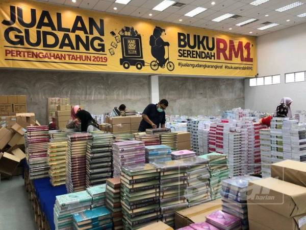 Persiapan akhir yang sedang dilakukan sebelum bermulanya Jualan Gudang Pertengahan Tahun Karangkraf esok.