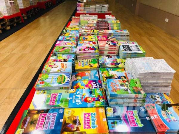 Buku kanak-kanak antara yang laris setiap kali jualan gudang justeru perlu segera direbut.