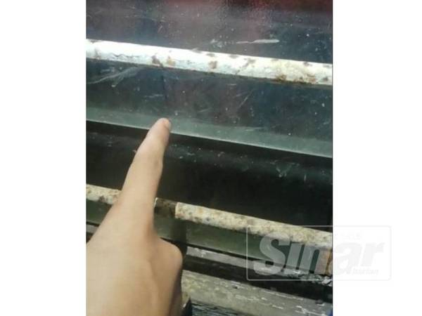 Kesan cakaran pada cermin dipercayai kuku makhluk berkenaan yang cuba memanjat tingkat cermin di belakang rumah.