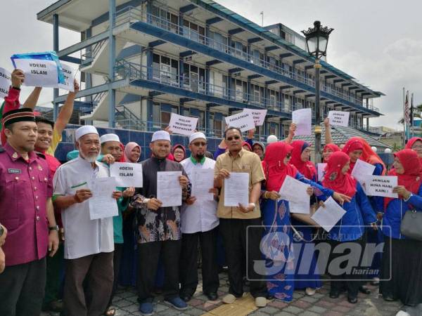 Andansura (empat dari kanan), Mohd Zakhwan (lima dari kanan) dan Wan Napiah (tiga dari kanan) bersama wakil dari Pas Pahang dan Wanita Umno Indera Mahkota yang hadir membuat laporan polis berhubung pemilik Facebook yang menghina Nabi Muhammad SAW.